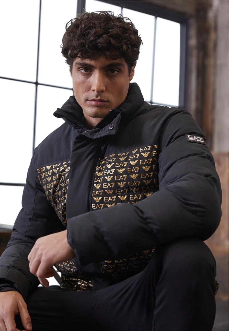 EA7 Emporio Armani Homme JACKET ALLOVER LOGO Veste D'hiver Black/gold 1 EA7 Emporio Armani Homme JACKET ALLOVER LOGO Veste D'hiver Black/gold