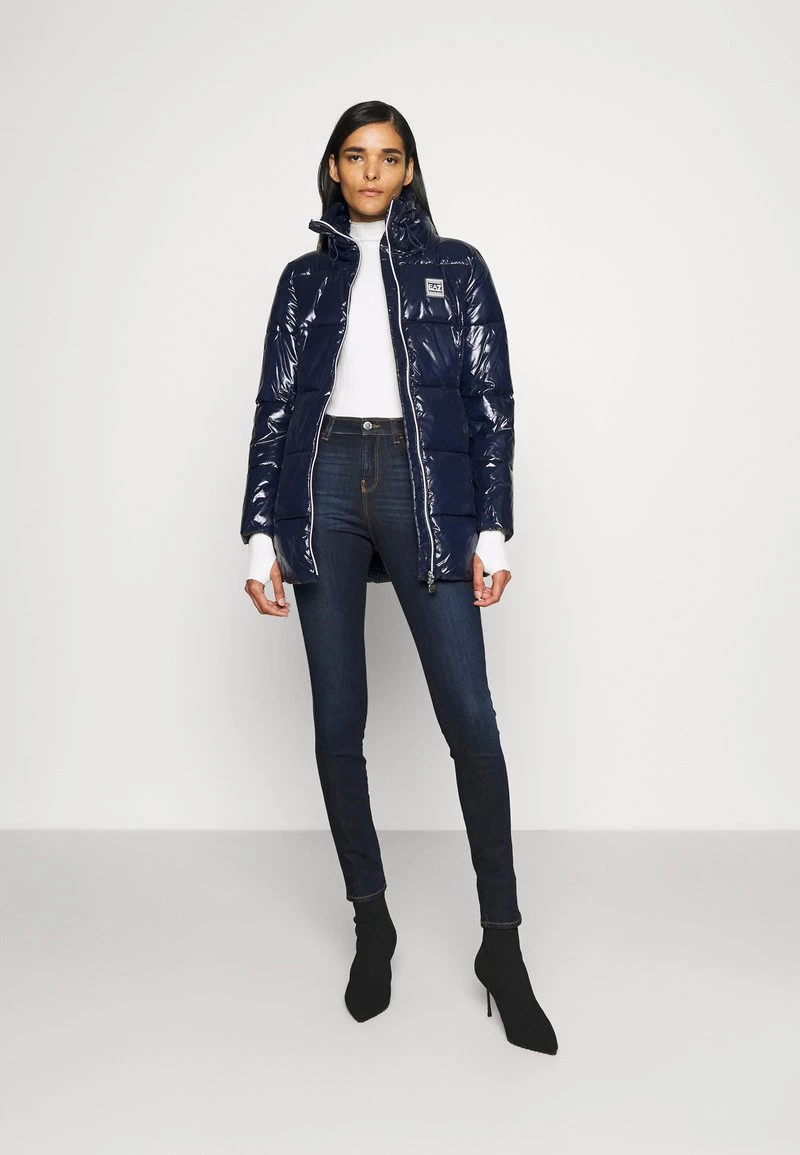 EA7 Emporio Armani Femme Veste D'hiver Blue Navy 2 EA7 Emporio Armani Femme Veste D'hiver Blue Navy – Image 2
