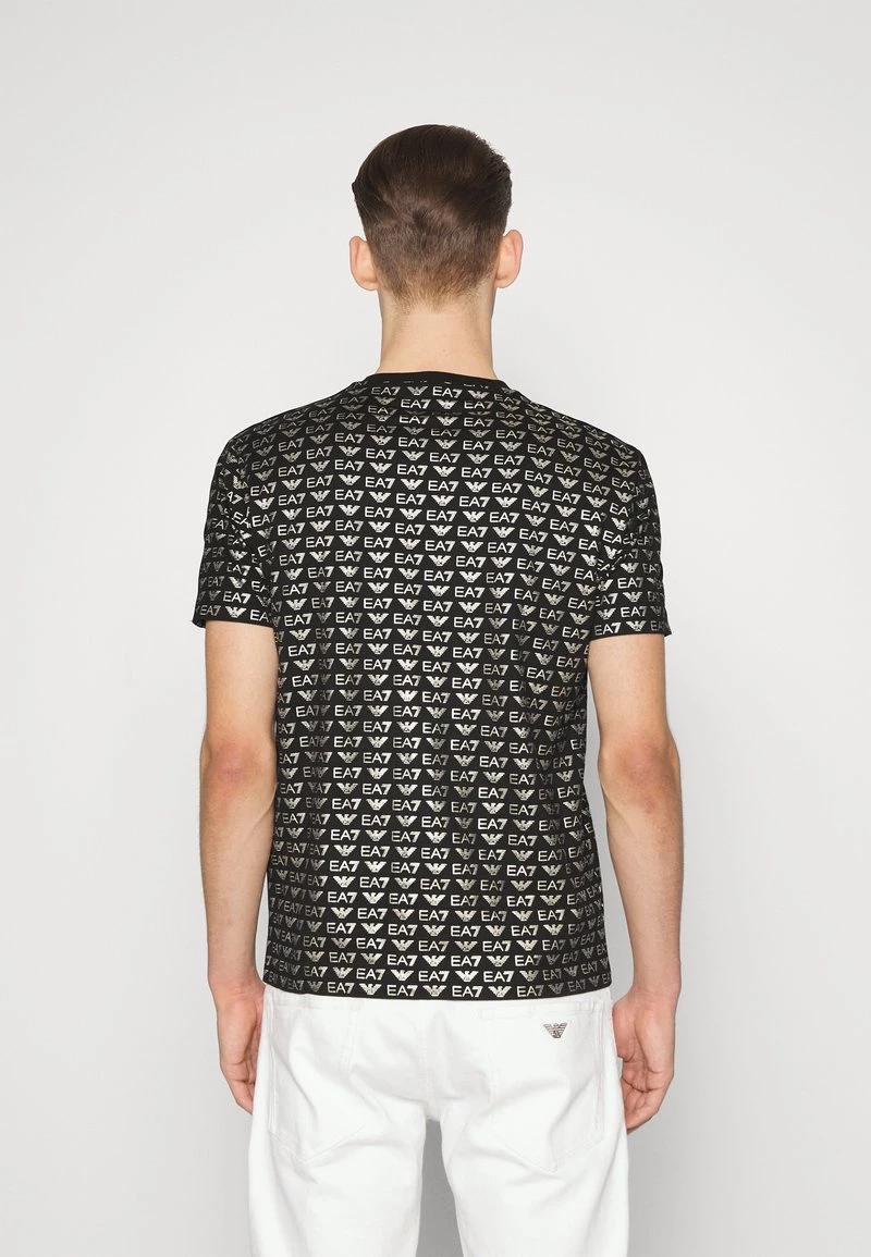 EA7 Emporio Armani TEE ALLOVER LOGO T Shirt Imprimé Black Homme 3 EA7 Emporio Armani TEE ALLOVER LOGO T Shirt Imprimé Black Homme – Image 3
