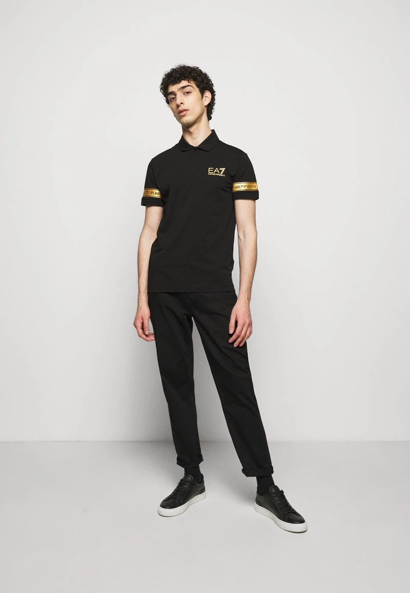 EA7 Emporio Armani Polo Black Gold Homme 2 EA7 Emporio Armani Polo Black Gold Homme – Image 2