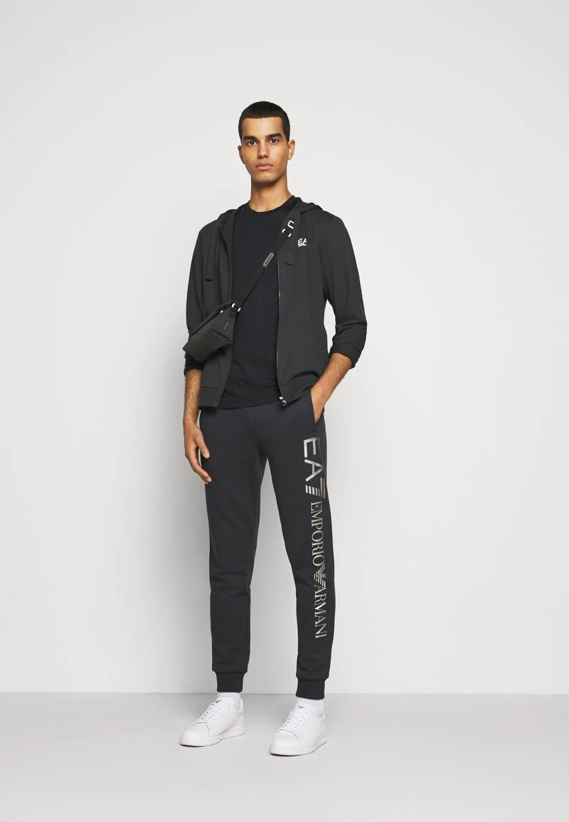 EA7 Emporio Armani T Shirt Basique Night Blue Homme 2 EA7 Emporio Armani T Shirt Basique Night Blue Homme – Image 2