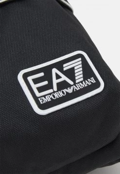 EA7 Emporio Armani TRAIN LOGO SERIES M CLUTCH UNISEX Sac Banane Nero/black 7 EA7 Emporio Armani TRAIN LOGO SERIES M CLUTCH UNISEX Sac Banane Nero/black -EA7 Emporio Armani Soldes Magasin a5518d23e01048d48f3a80937ee70db6