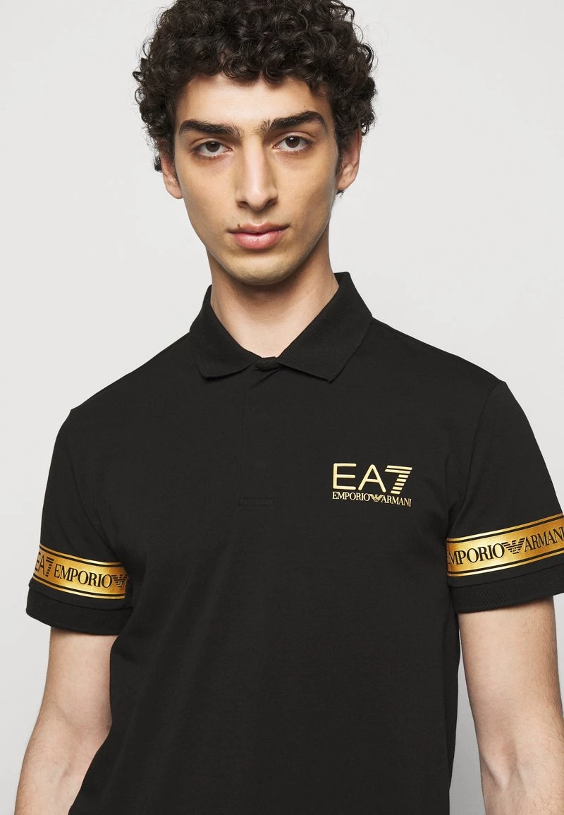 EA7 Emporio Armani Polo Black Gold Homme 4 EA7 Emporio Armani Polo Black Gold Homme – Image 4