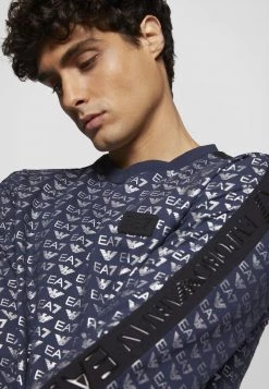 EA7 Emporio Armani COFT ALLOVER LOGO T Shirt à Manches Longues Navy/silver Homme 13 EA7 Emporio Armani COFT ALLOVER LOGO T Shirt à Manches Longues Navy/silver Homme -EA7 Emporio Armani Soldes Magasin a8b43f5f5cce4ad2bf1617b5ddc19143