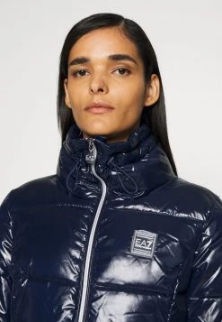 EA7 Emporio Armani Femme Veste D'hiver Blue Navy 11 EA7 Emporio Armani Femme Veste D'hiver Blue Navy -EA7 Emporio Armani Soldes Magasin ac67deed140e428d87c1ac861f5f9c01