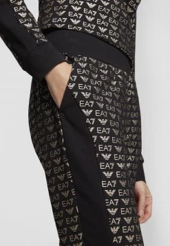 EA7 Emporio Armani PANTS ALLVOER LOGO Pantalon De Survêtement Fancy Black/gold Coloured Femme -EA7 Emporio Armani Soldes Magasin b490f7bd80294a429768e70c9a9ba09f