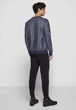 EA7 Emporio Armani COFT ALLOVER LOGO T Shirt à Manches Longues Navy/silver Homme 10 EA7 Emporio Armani COFT ALLOVER LOGO T Shirt à Manches Longues Navy/silver Homme -EA7 Emporio Armani Soldes Magasin c73742ca6696459b97b2d2b3c39ac4b7