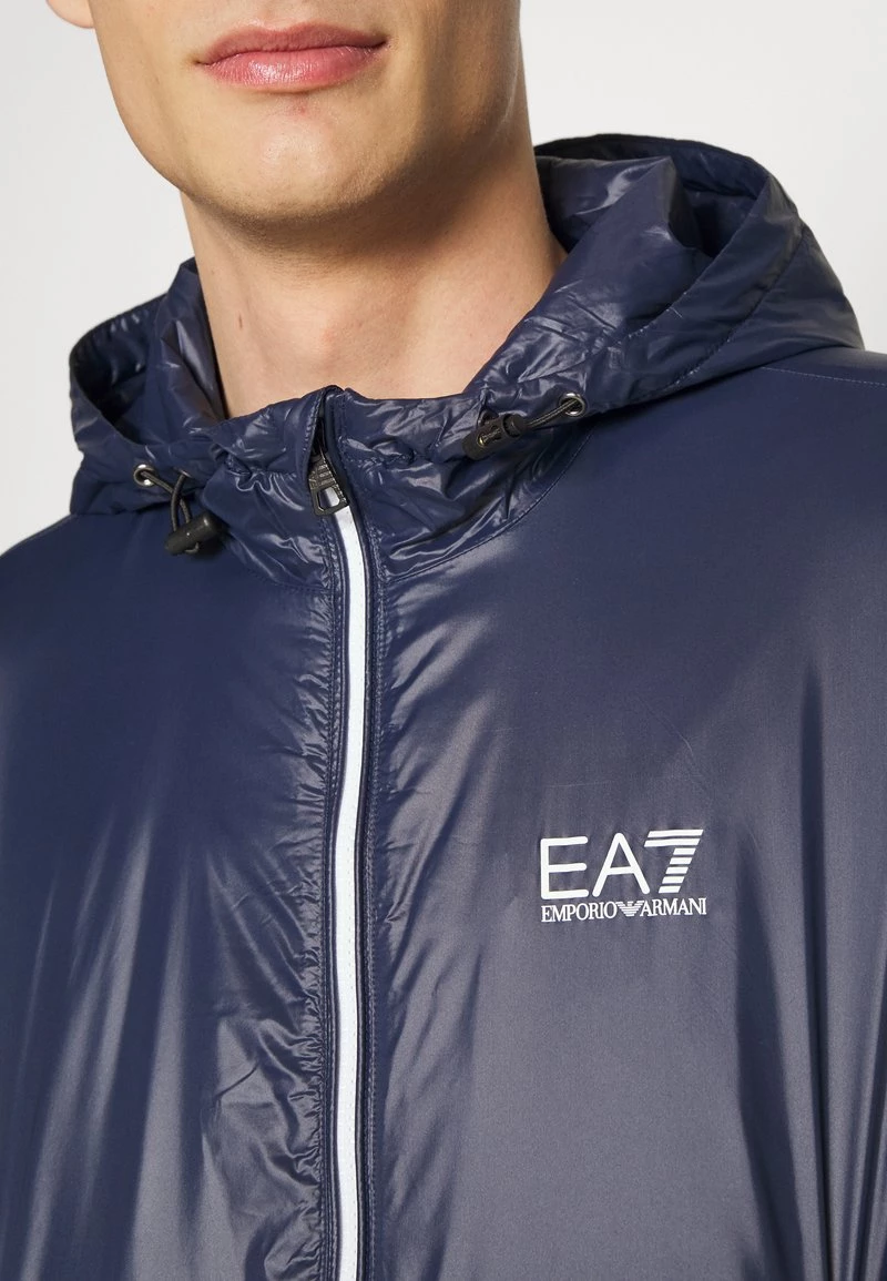EA7 Emporio Armani Homme JACKET Veste Mi Saison Dark Blue 6 EA7 Emporio Armani Homme JACKET Veste Mi Saison Dark Blue – Image 6