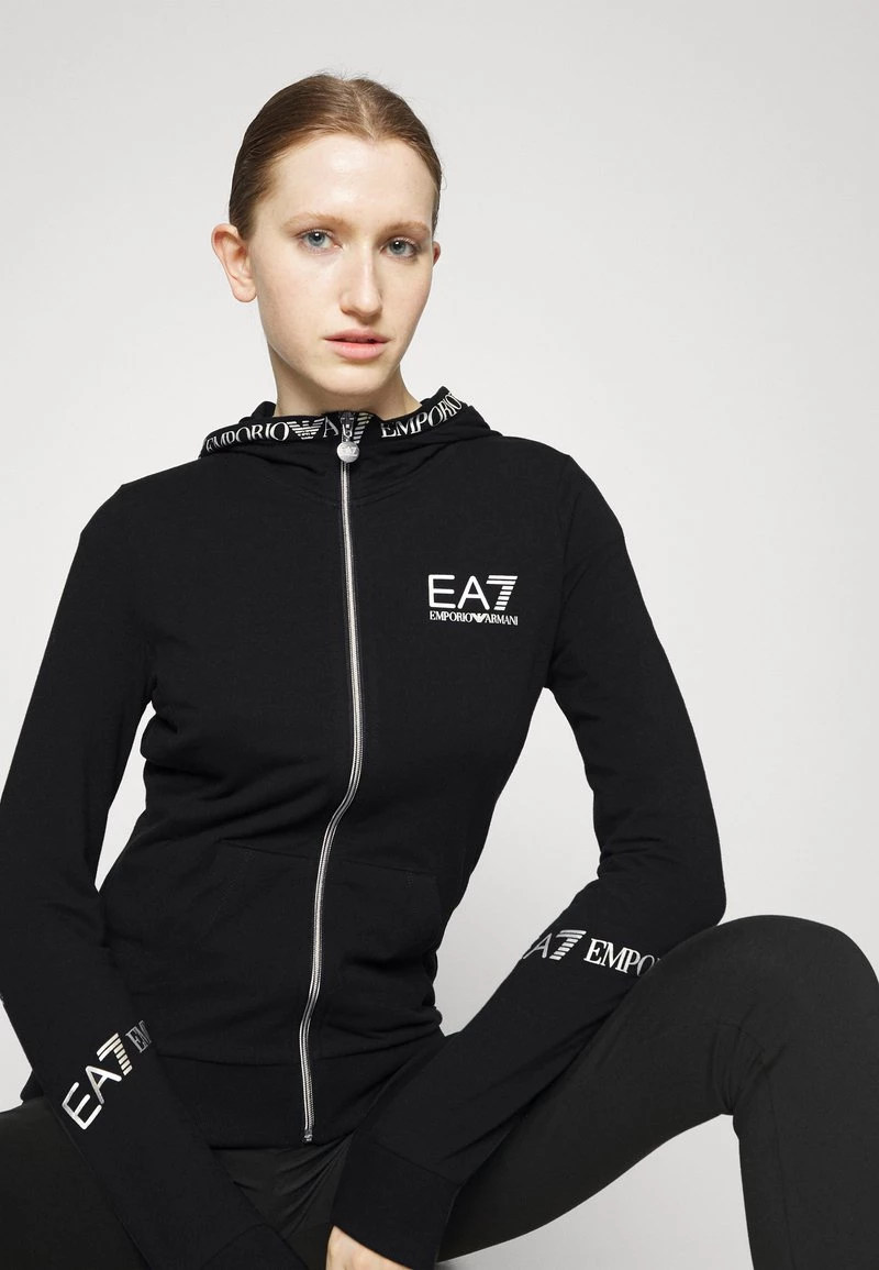 EA7 Emporio Armani Femme Sweat à Capuche Zippé Black/gold 4 EA7 Emporio Armani Femme Sweat à Capuche Zippé Black/gold – Image 4