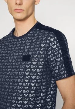 EA7 Emporio Armani TEE ALLOVER LOGO T Shirt Imprimé Dark Blue Homme 11 EA7 Emporio Armani TEE ALLOVER LOGO T Shirt Imprimé Dark Blue Homme -EA7 Emporio Armani Soldes Magasin cd2a6de10eb348b4bfa8b1a7388d277c