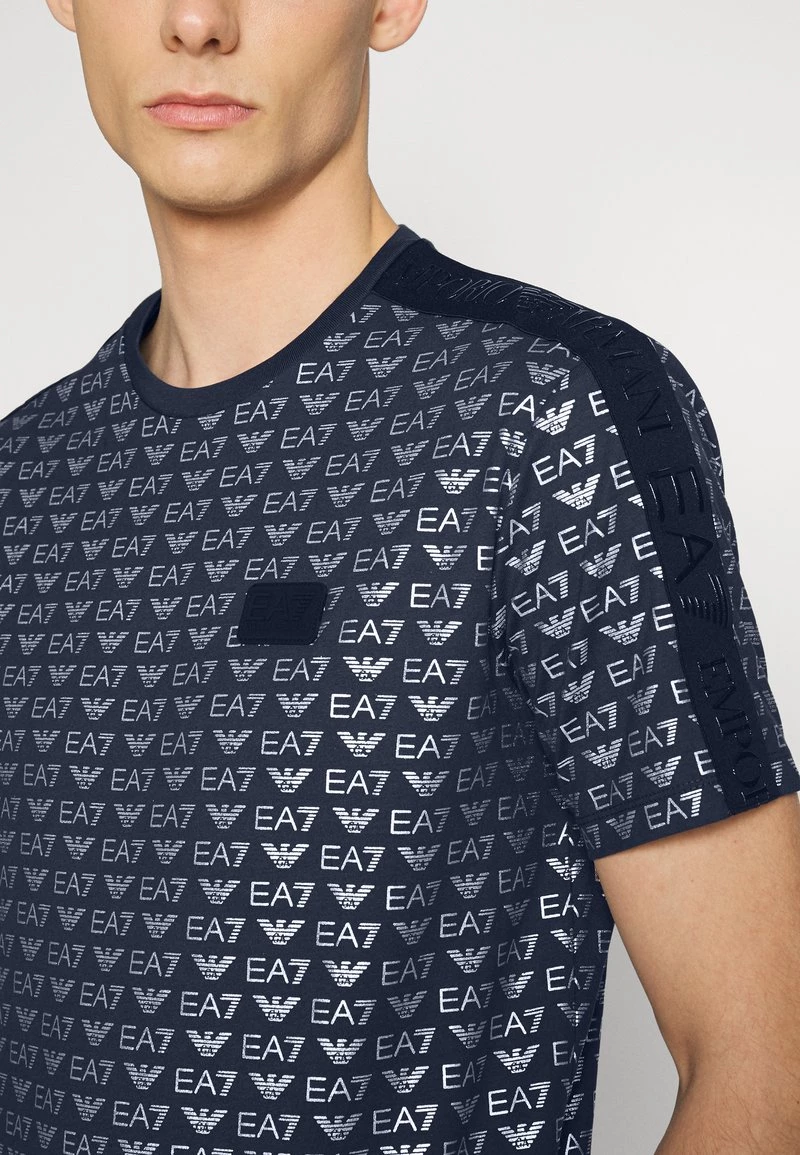 EA7 Emporio Armani TEE ALLOVER LOGO T Shirt Imprimé Dark Blue Homme 6 EA7 Emporio Armani TEE ALLOVER LOGO T Shirt Imprimé Dark Blue Homme – Image 6