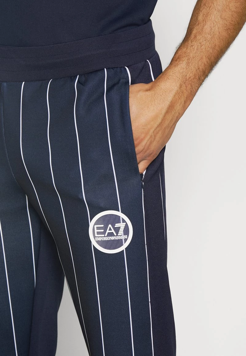 EA7 Emporio Armani TENNIS CLUB PANTS Pantalon De Survêtement Riga Homme 5 EA7 Emporio Armani TENNIS CLUB PANTS Pantalon De Survêtement Riga Homme – Image 5