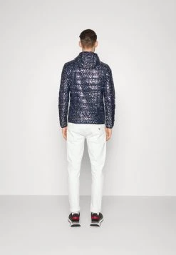 EA7 Emporio Armani JACKET HO ALLOVER LOGO Doudoune Dark Blue Homme -EA7 Emporio Armani Soldes Magasin ce49d7404de44c28ba084a1e0dd54ec5