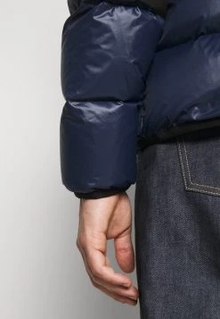 EA7 Emporio Armani Doudoune Dark Blue Homme -EA7 Emporio Armani Soldes Magasin cecb3940f7ef49ac80724c5b80f91223