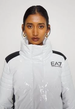 EA7 Emporio Armani Femme Veste D'hiver White 9 EA7 Emporio Armani Femme Veste D'hiver White -EA7 Emporio Armani Soldes Magasin d7672537c79c4d969c69a88bdecd92e0