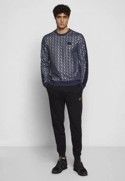 EA7 Emporio Armani COFT ALLOVER LOGO T Shirt à Manches Longues Navy/silver Homme 11 EA7 Emporio Armani COFT ALLOVER LOGO T Shirt à Manches Longues Navy/silver Homme -EA7 Emporio Armani Soldes Magasin d84c804d653e41f7a83b6edbd169fb0e