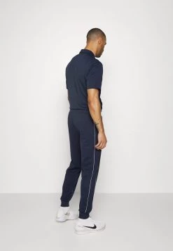 EA7 Emporio Armani TENNIS CLUB PANTS Pantalon De Survêtement Riga Homme 7 EA7 Emporio Armani TENNIS CLUB PANTS Pantalon De Survêtement Riga Homme -EA7 Emporio Armani Soldes Magasin d93b0e2273e64de1bc46dc68c1396d90