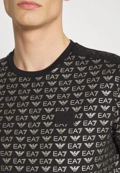 EA7 Emporio Armani TEE ALLOVER LOGO T Shirt Imprimé Black Homme 11 EA7 Emporio Armani TEE ALLOVER LOGO T Shirt Imprimé Black Homme -EA7 Emporio Armani Soldes Magasin df4496bd4ee541cf92a68c68578f8da5