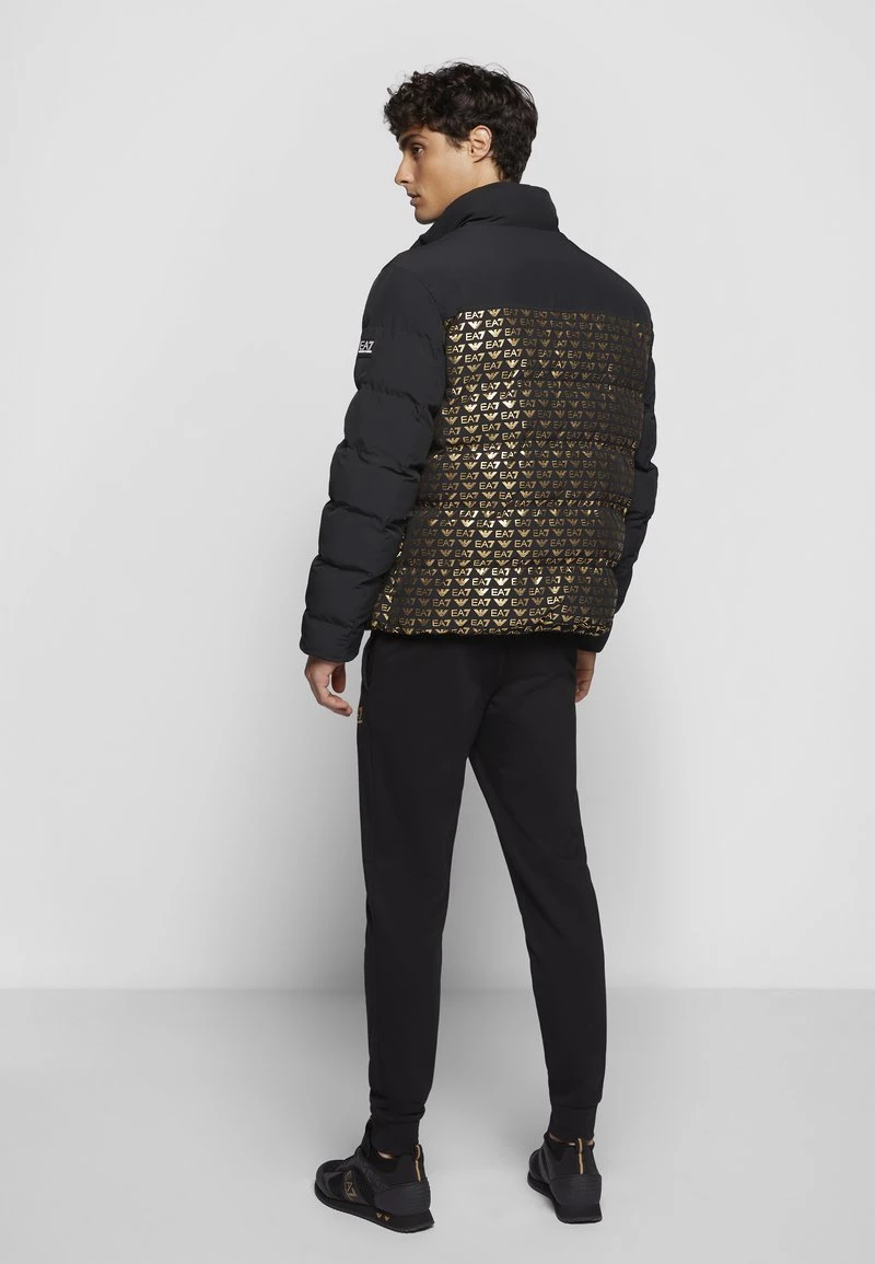 EA7 Emporio Armani Homme JACKET ALLOVER LOGO Veste D'hiver Black/gold 4 EA7 Emporio Armani Homme JACKET ALLOVER LOGO Veste D'hiver Black/gold – Image 4