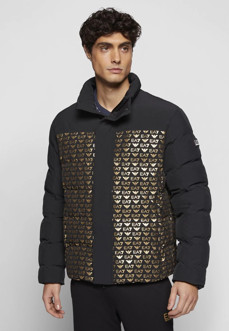 EA7 Emporio Armani Homme JACKET ALLOVER LOGO Veste D'hiver Black/gold 3 EA7 Emporio Armani Homme JACKET ALLOVER LOGO Veste D'hiver Black/gold – Image 3