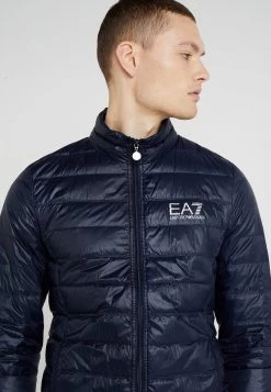 EA7 Emporio Armani JACKET Doudoune Dark Blue Homme 11 EA7 Emporio Armani JACKET Doudoune Dark Blue Homme -EA7 Emporio Armani Soldes Magasin e73dcb20a167453388e88ebca2ab5bd1
