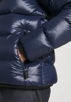 EA7 Emporio Armani Doudoune Dark Blue Homme -EA7 Emporio Armani Soldes Magasin e9f209e40f954606aae03ca6361dbb06