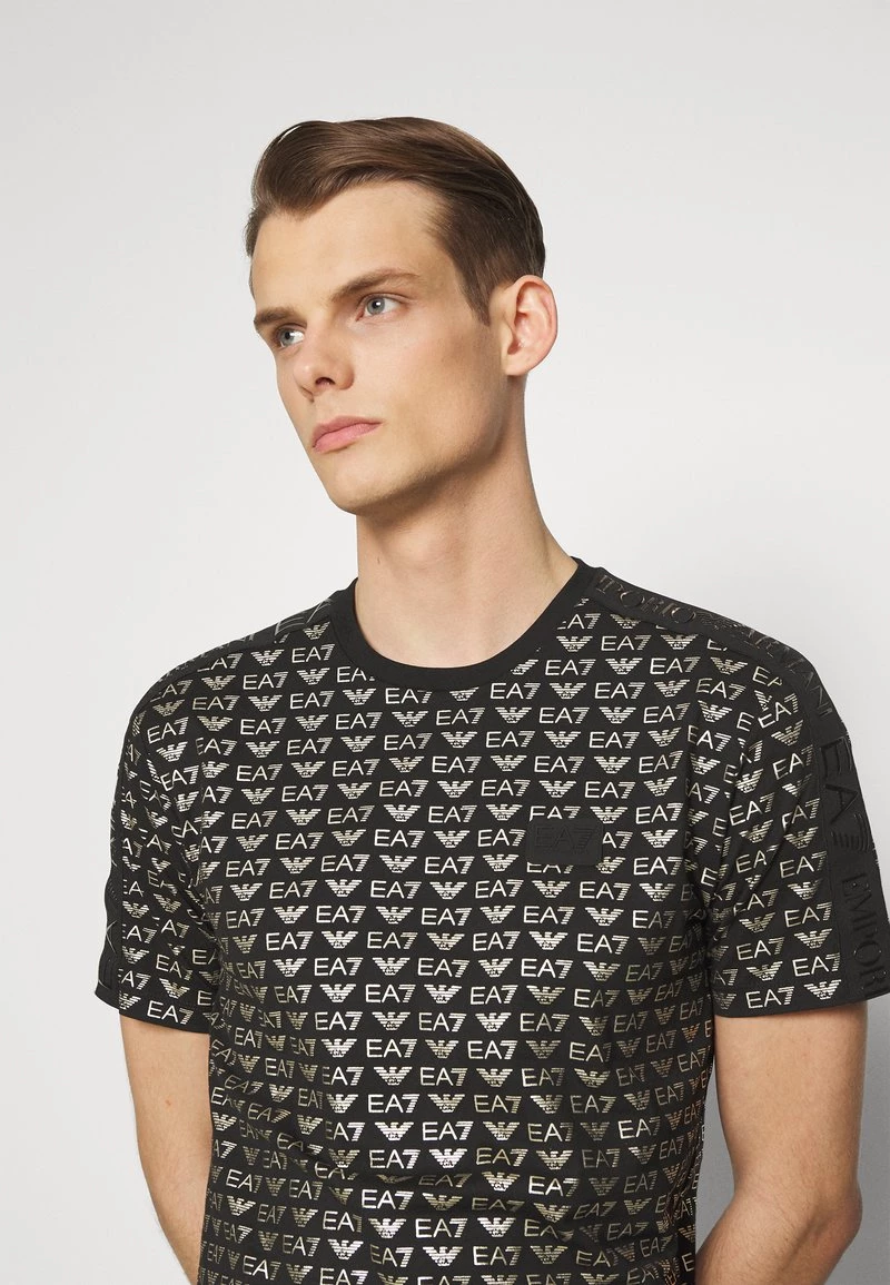 EA7 Emporio Armani TEE ALLOVER LOGO T Shirt Imprimé Black Homme 4 EA7 Emporio Armani TEE ALLOVER LOGO T Shirt Imprimé Black Homme – Image 4