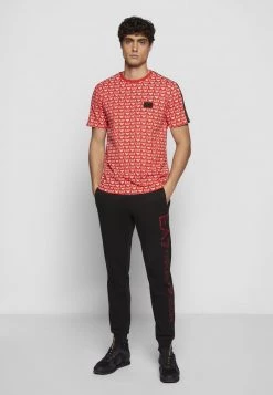 EA7 Emporio Armani TEE ALLOVER LOGO T Shirt Imprimé Red/white Homme -EA7 Emporio Armani Soldes Magasin ebf22bc0091e4fa5a59fe63546585171