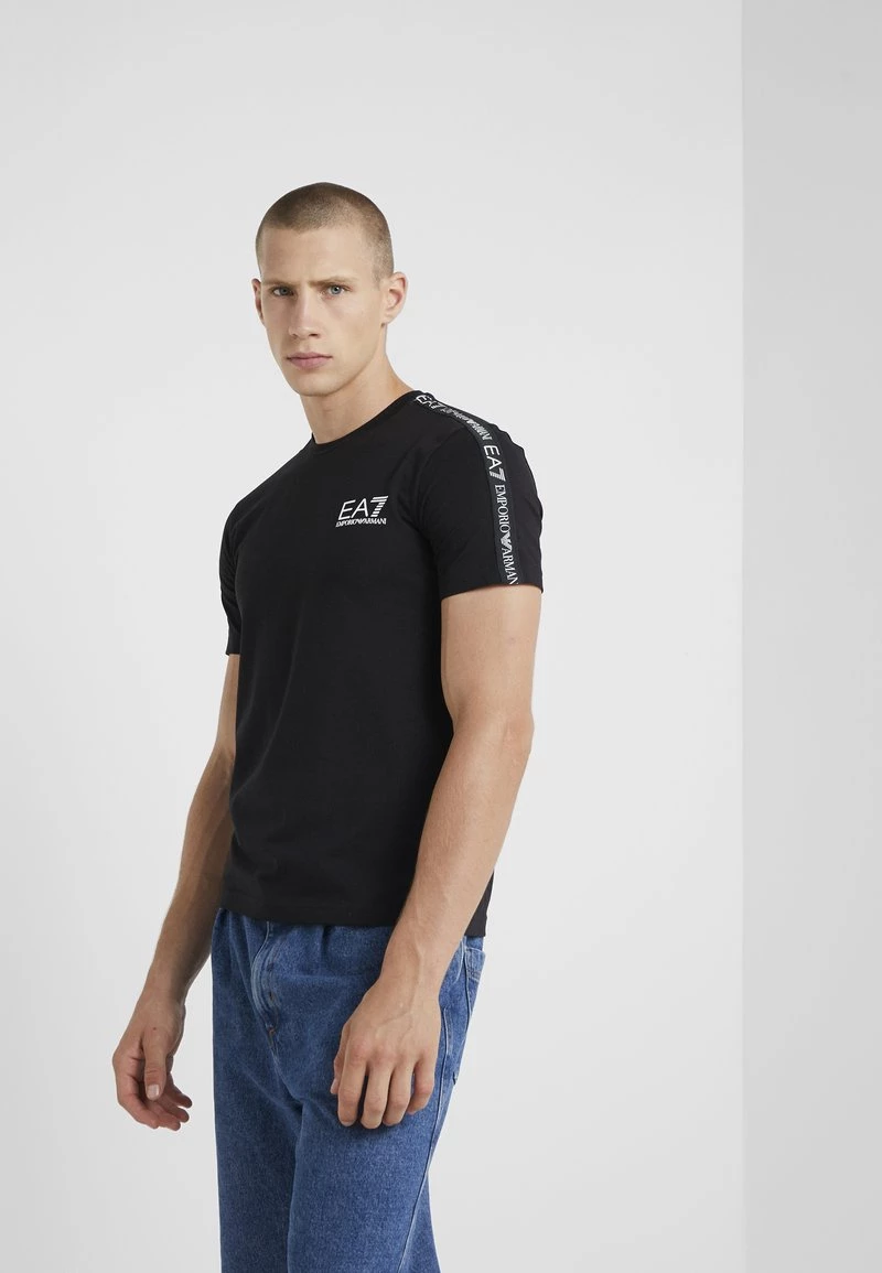 EA7 Emporio Armani SIDE TAPE T Shirt Imprimé Black Homme 1 EA7 Emporio Armani SIDE TAPE T Shirt Imprimé Black Homme