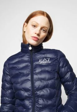 EA7 Emporio Armani JACKET Veste Mi Saison Dark Blue Femme 10 EA7 Emporio Armani JACKET Veste Mi Saison Dark Blue Femme -EA7 Emporio Armani Soldes Magasin ed4562b48dfd4b3680014b9934530a9f