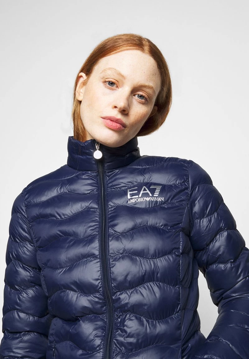 EA7 Emporio Armani JACKET Veste Mi Saison Dark Blue Femme 4 EA7 Emporio Armani JACKET Veste Mi Saison Dark Blue Femme – Image 4