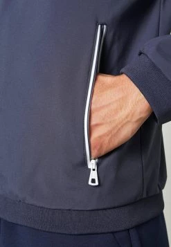 EA7 Emporio Armani TENNIS CLUB JACKET Veste De Survêtement Blu Navy Homme 13 EA7 Emporio Armani TENNIS CLUB JACKET Veste De Survêtement Blu Navy Homme -EA7 Emporio Armani Soldes Magasin f1a0adb70cd849ac9b03bda69b897a5d