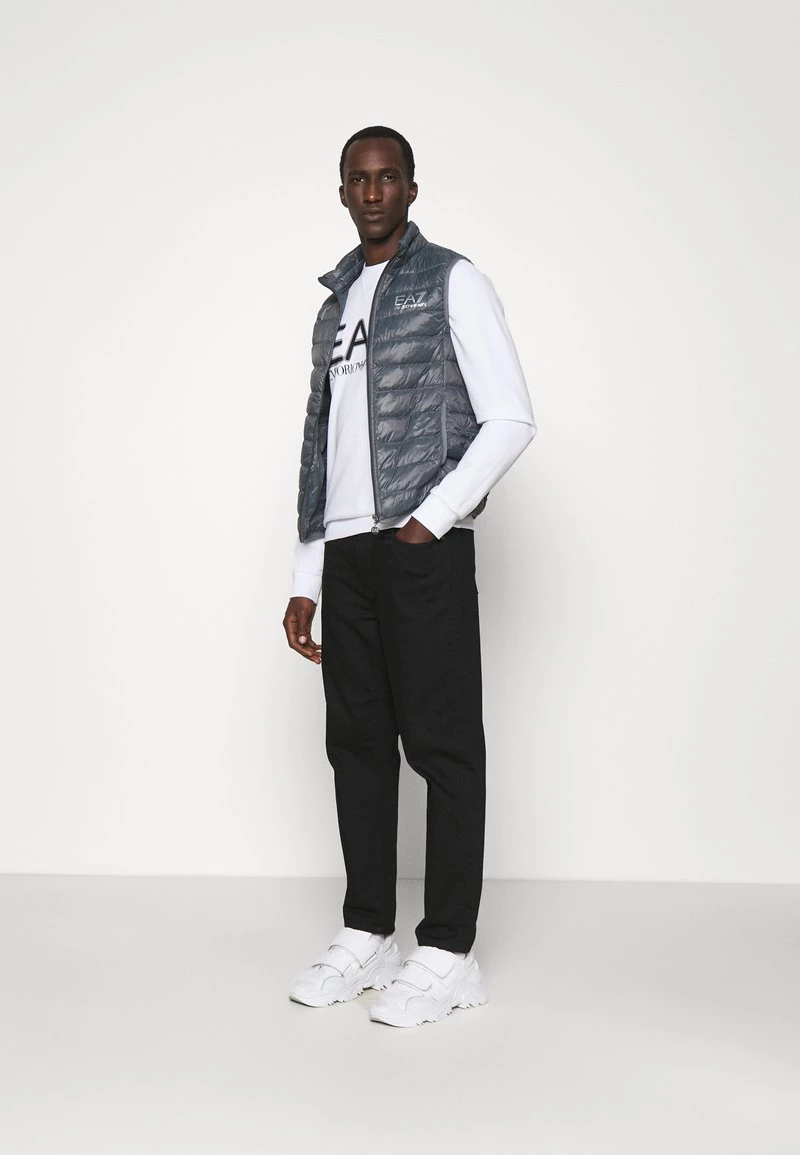 EA7 Emporio Armani Veste Sans Manches Dark Grey Homme 2 EA7 Emporio Armani Veste Sans Manches Dark Grey Homme – Image 2
