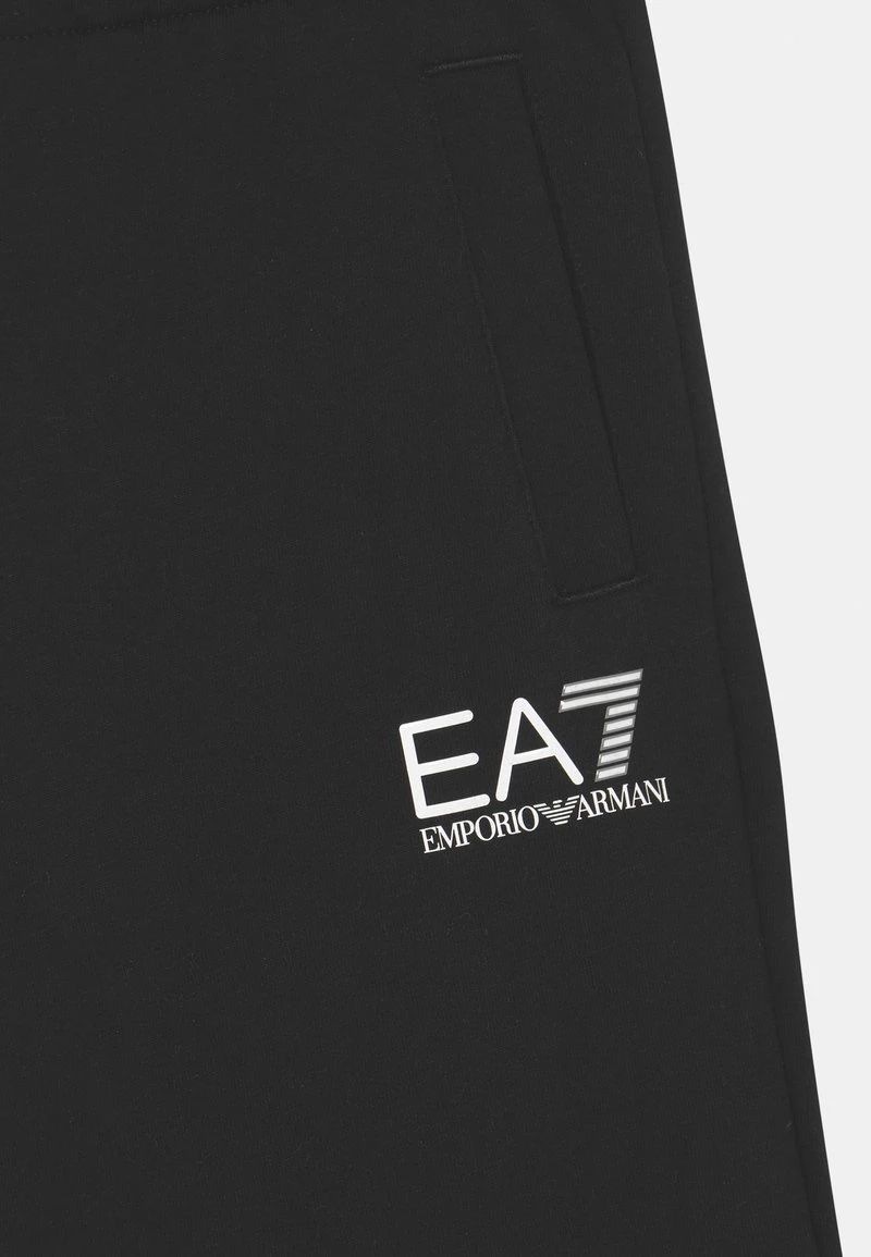 EA7 Emporio Armani TRAIN CORE BOY BERMUDA Pantalon De Survêtement Black Enfant 3 EA7 Emporio Armani TRAIN CORE BOY BERMUDA Pantalon De Survêtement Black Enfant – Image 3