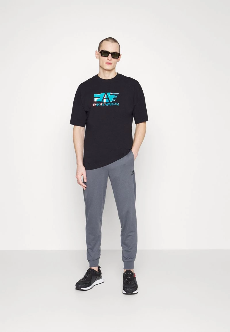 EA7 Emporio Armani TROUSER Pantalon De Survêtement Anthracite Homme 2 EA7 Emporio Armani TROUSER Pantalon De Survêtement Anthracite Homme – Image 2