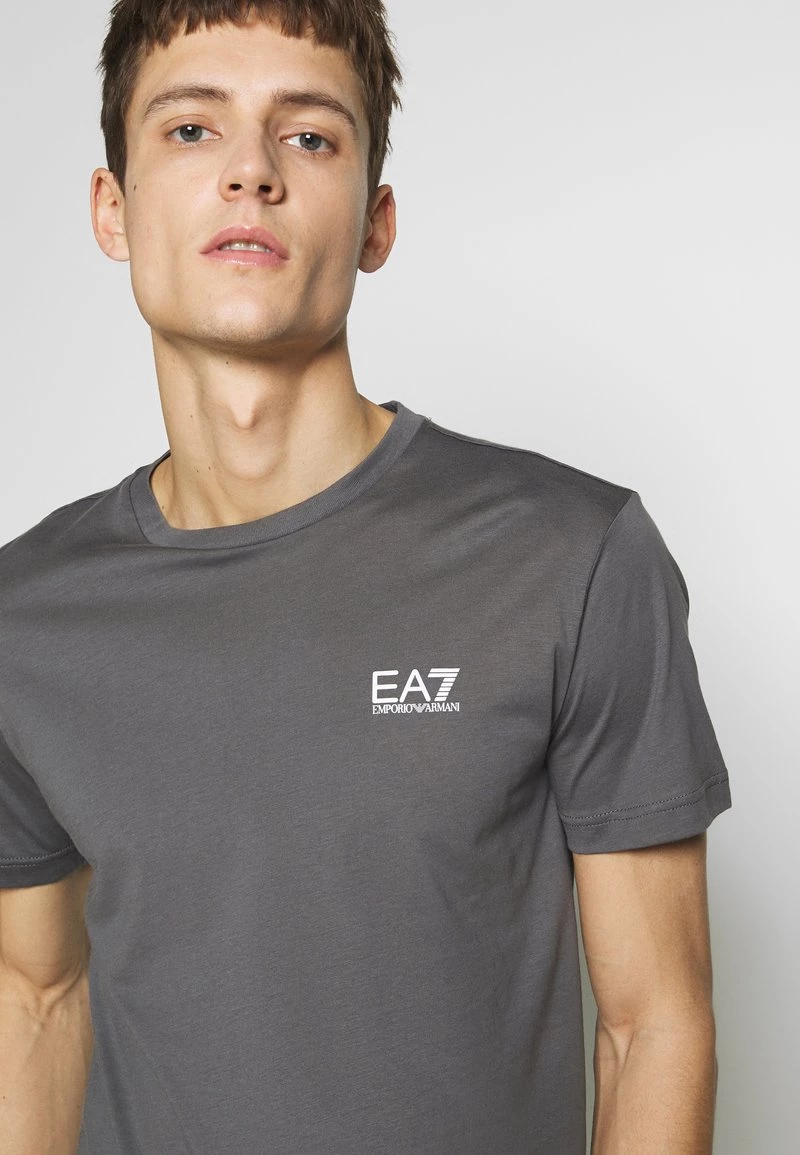 EA7 Emporio Armani Homme T Shirt Basique Iron Gate 5 EA7 Emporio Armani Homme T Shirt Basique Iron Gate – Image 5