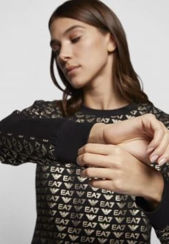 EA7 Emporio Armani ALLOVER LOGO Sweatshirt Fancy Black/gold Femme 13 EA7 Emporio Armani ALLOVER LOGO Sweatshirt Fancy Black/gold Femme -EA7 Emporio Armani Soldes Magasin 185317533b9348d5933e21664acc87d0
