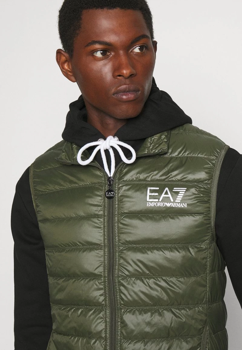 EA7 Emporio Armani DOWN WAIST COAT Veste Sans Manches Olive Homme 4 EA7 Emporio Armani DOWN WAIST COAT Veste Sans Manches Olive Homme – Image 4