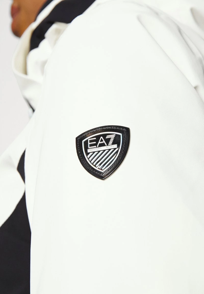 EA7 Emporio Armani Femme Veste De Ski Snow White 9 EA7 Emporio Armani Femme Veste De Ski Snow White – Image 9