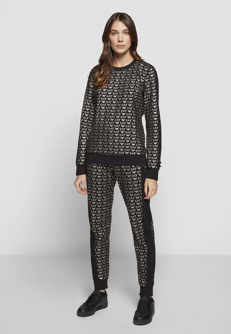 EA7 Emporio Armani ALLOVER LOGO Sweatshirt Fancy Black/gold Femme 5 EA7 Emporio Armani ALLOVER LOGO Sweatshirt Fancy Black/gold Femme – Image 5