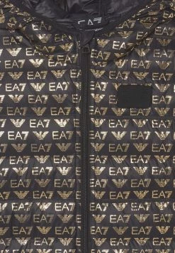 EA7 Emporio Armani HOODIE ECO DOWN MONOGRAM UNISEX Veste D'hiver Fancy Black Gold -EA7 Emporio Armani Soldes Magasin 219c37a4c53a4d81b7ddf2f13adff3d0
