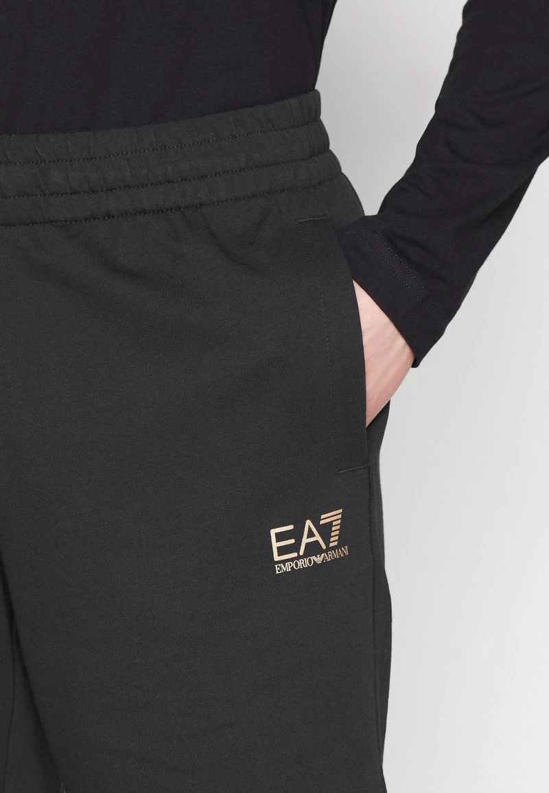 EA7 Emporio Armani Homme BERMUDA Pantalon De Survêtement Black 5 EA7 Emporio Armani Homme BERMUDA Pantalon De Survêtement Black – Image 5
