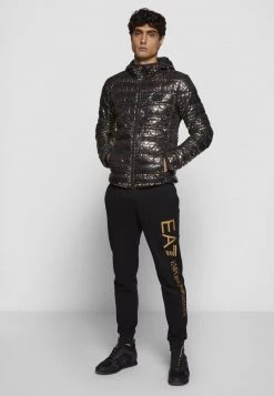 EA7 Emporio Armani JACKET HO ALLOVER LOGO Doudoune Black/gold Homme -EA7 Emporio Armani Soldes Magasin 2c5490d56a6b47cf85ae60cc9e65774a