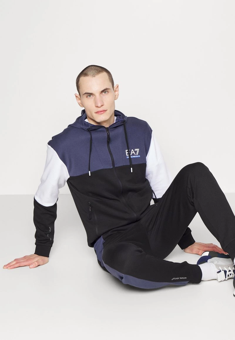 EA7 Emporio Armani TRACKSUIT Survêtement Black Homme 4 EA7 Emporio Armani TRACKSUIT Survêtement Black Homme – Image 4