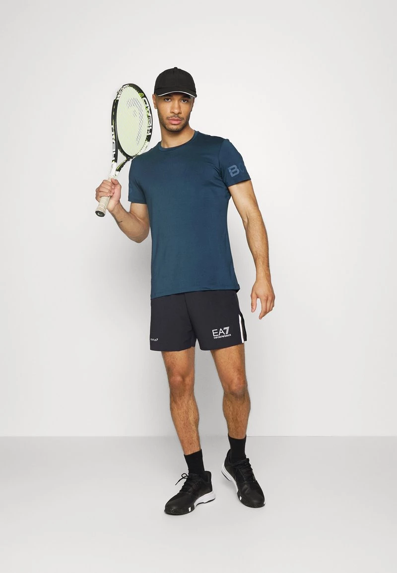 EA7 Emporio Armani TENNIS PRO Short De Sport Blu Navy Homme 2 EA7 Emporio Armani TENNIS PRO Short De Sport Blu Navy Homme – Image 2