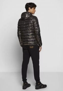 EA7 Emporio Armani JACKET HO ALLOVER LOGO Doudoune Black/gold Homme -EA7 Emporio Armani Soldes Magasin 59ba5b74a7944c3987d6927000a717fa