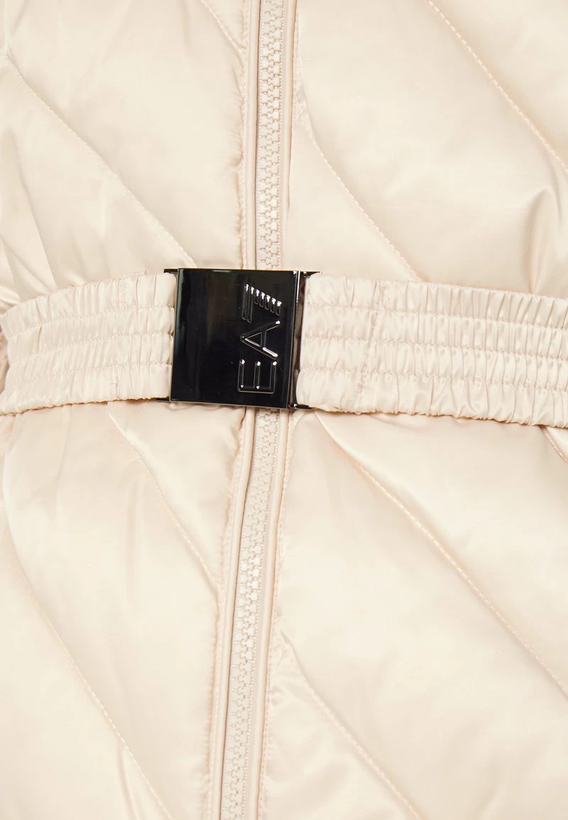 EA7 Emporio Armani Femme Veste Mi Saison Sand Dollar 6 EA7 Emporio Armani Femme Veste Mi Saison Sand Dollar – Image 6