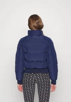 EA7 Emporio Armani Femme Veste D'hiver Navy Blue/silver 8 EA7 Emporio Armani Femme Veste D'hiver Navy Blue/silver -EA7 Emporio Armani Soldes Magasin 610d12cb30954cab824fa6197b8c7e4c