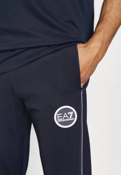 EA7 Emporio Armani TENNIS CLUB PANTS Pantalon De Survêtement Blue Navy Homme -EA7 Emporio Armani Soldes Magasin 6721ce896af64e8180925d8cc60c8953