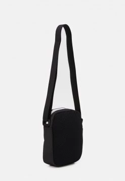 EA7 Emporio Armani UNISEX Sac Bandoulière Black/white 7 EA7 Emporio Armani UNISEX Sac Bandoulière Black/white -EA7 Emporio Armani Soldes Magasin 68ba4bb0eeba4592ab39d80f5e0fd64d